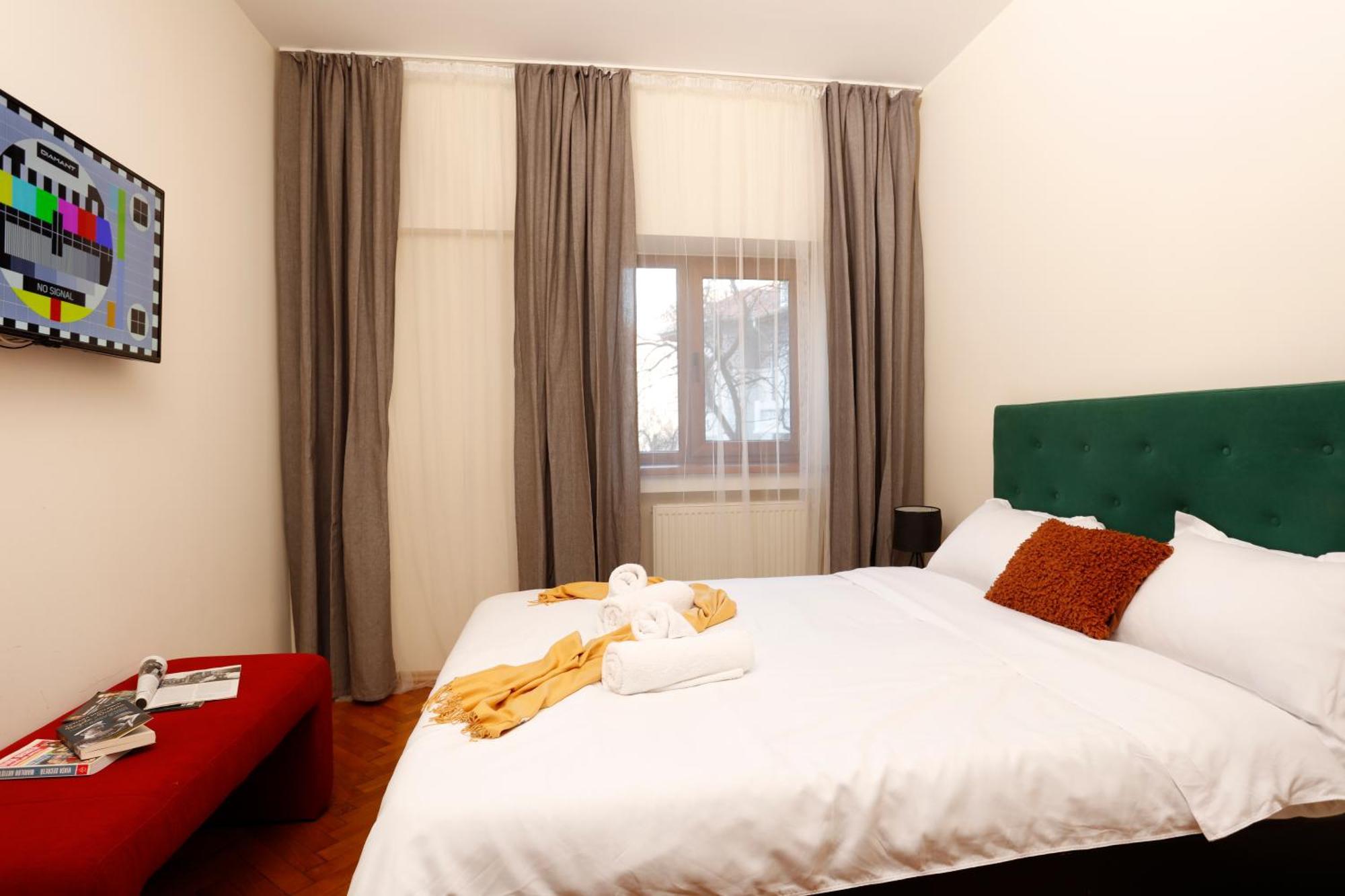 Peaceful Getaway - Generous 3-Bedroom Sanctuary - Close To Historic Old Town Bucharest Exterior photo