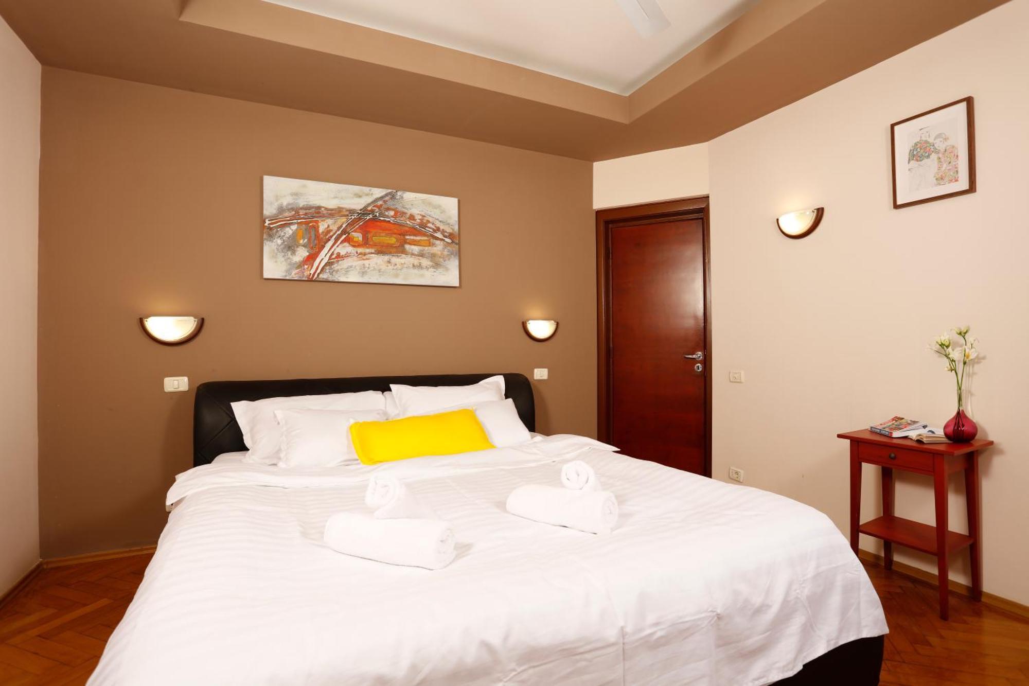 Peaceful Getaway - Generous 3-Bedroom Sanctuary - Close To Historic Old Town Bucharest Exterior photo