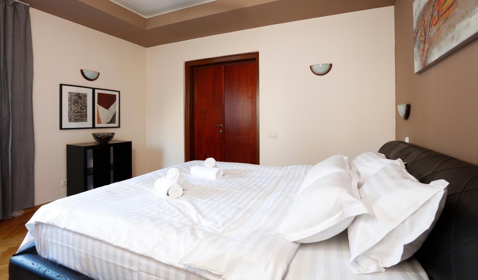 Peaceful Getaway - Generous 3-Bedroom Sanctuary - Close To Historic Old Town Bucharest Exterior photo