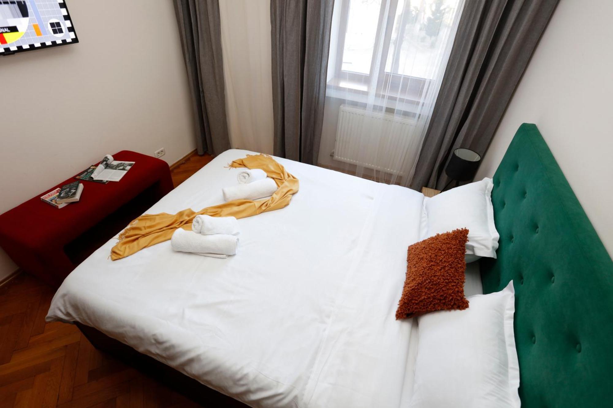 Peaceful Getaway - Generous 3-Bedroom Sanctuary - Close To Historic Old Town Bucharest Exterior photo