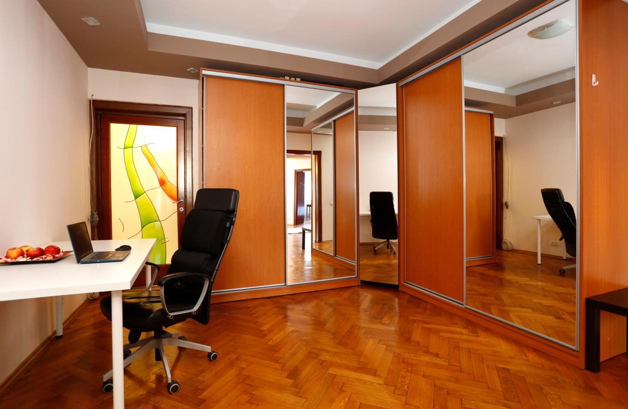 Peaceful Getaway - Generous 3-Bedroom Sanctuary - Close To Historic Old Town Bucharest Exterior photo