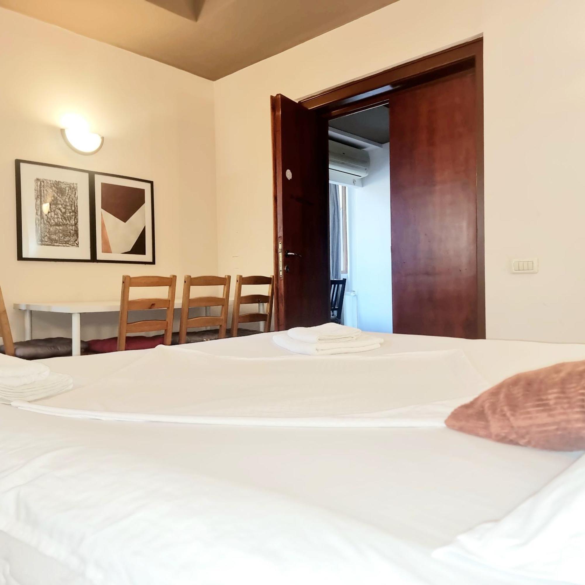 Peaceful Getaway - Generous 3-Bedroom Sanctuary - Close To Historic Old Town Bucharest Exterior photo