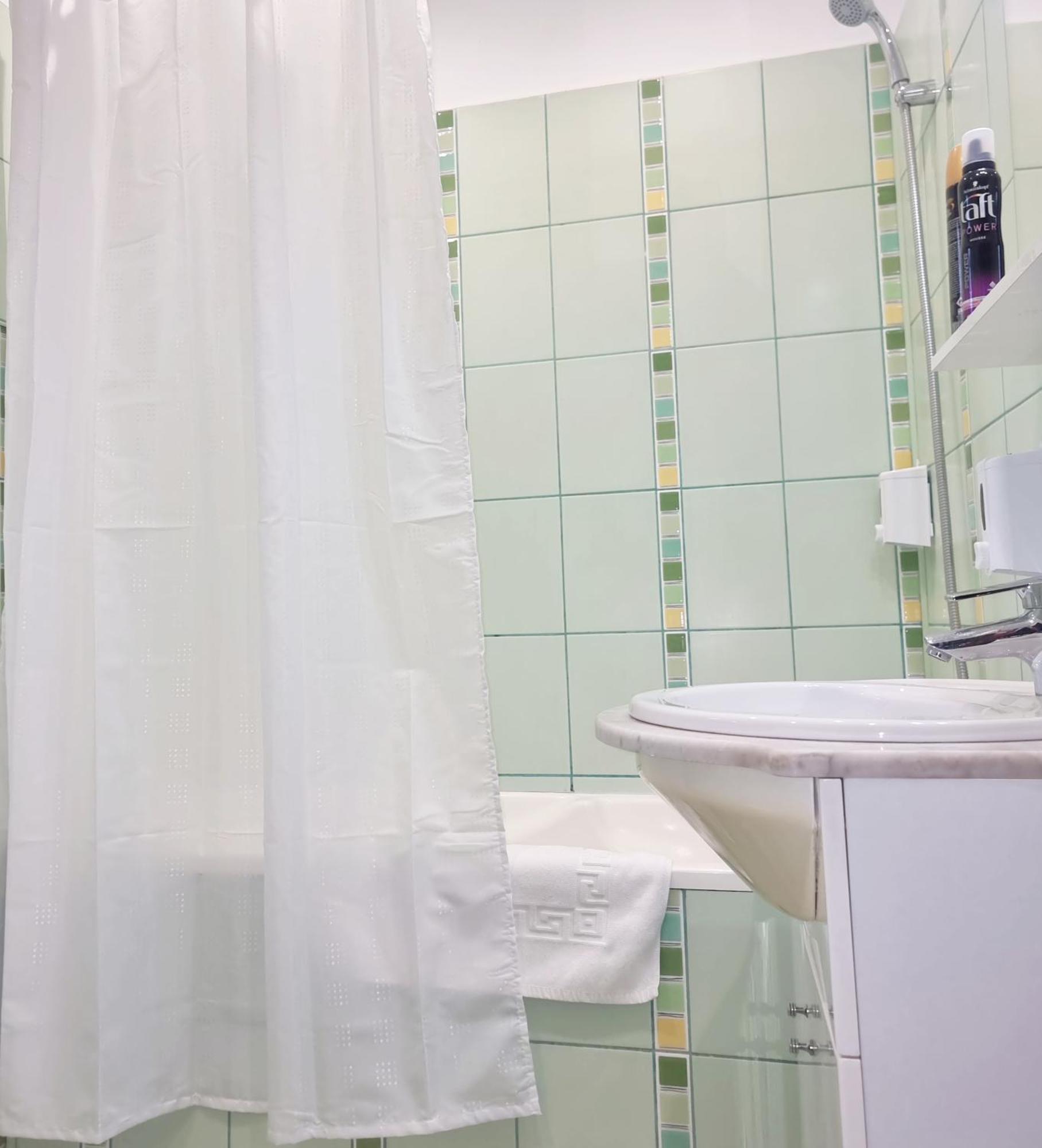 Peaceful Getaway - Generous 3-Bedroom Sanctuary - Close To Historic Old Town Bucharest Exterior photo