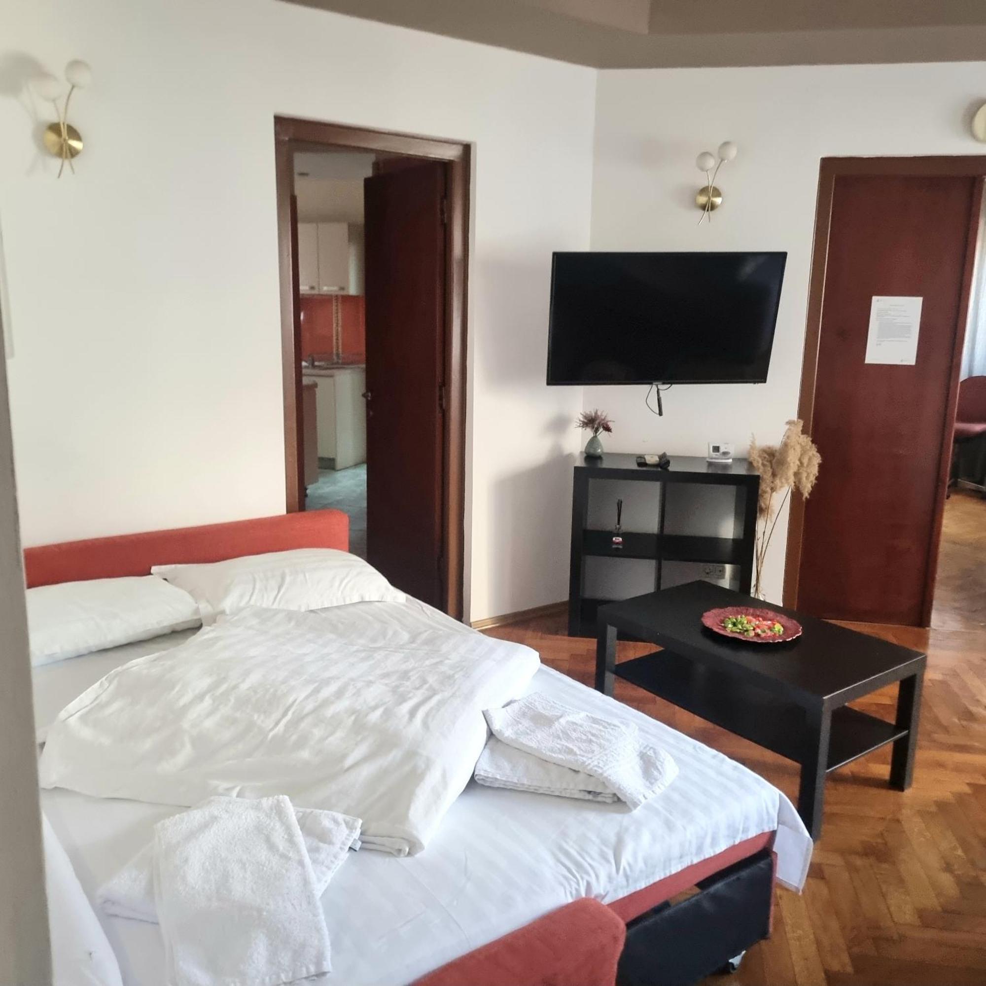 Peaceful Getaway - Generous 3-Bedroom Sanctuary - Close To Historic Old Town Bucharest Exterior photo