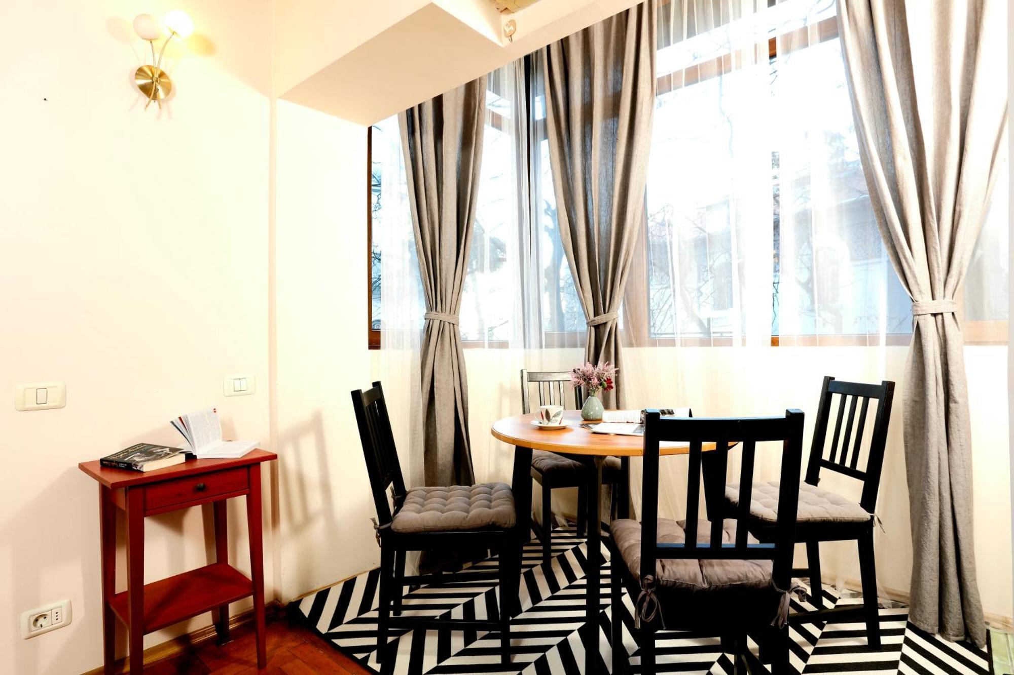 Peaceful Getaway - Generous 3-Bedroom Sanctuary - Close To Historic Old Town Bucharest Exterior photo